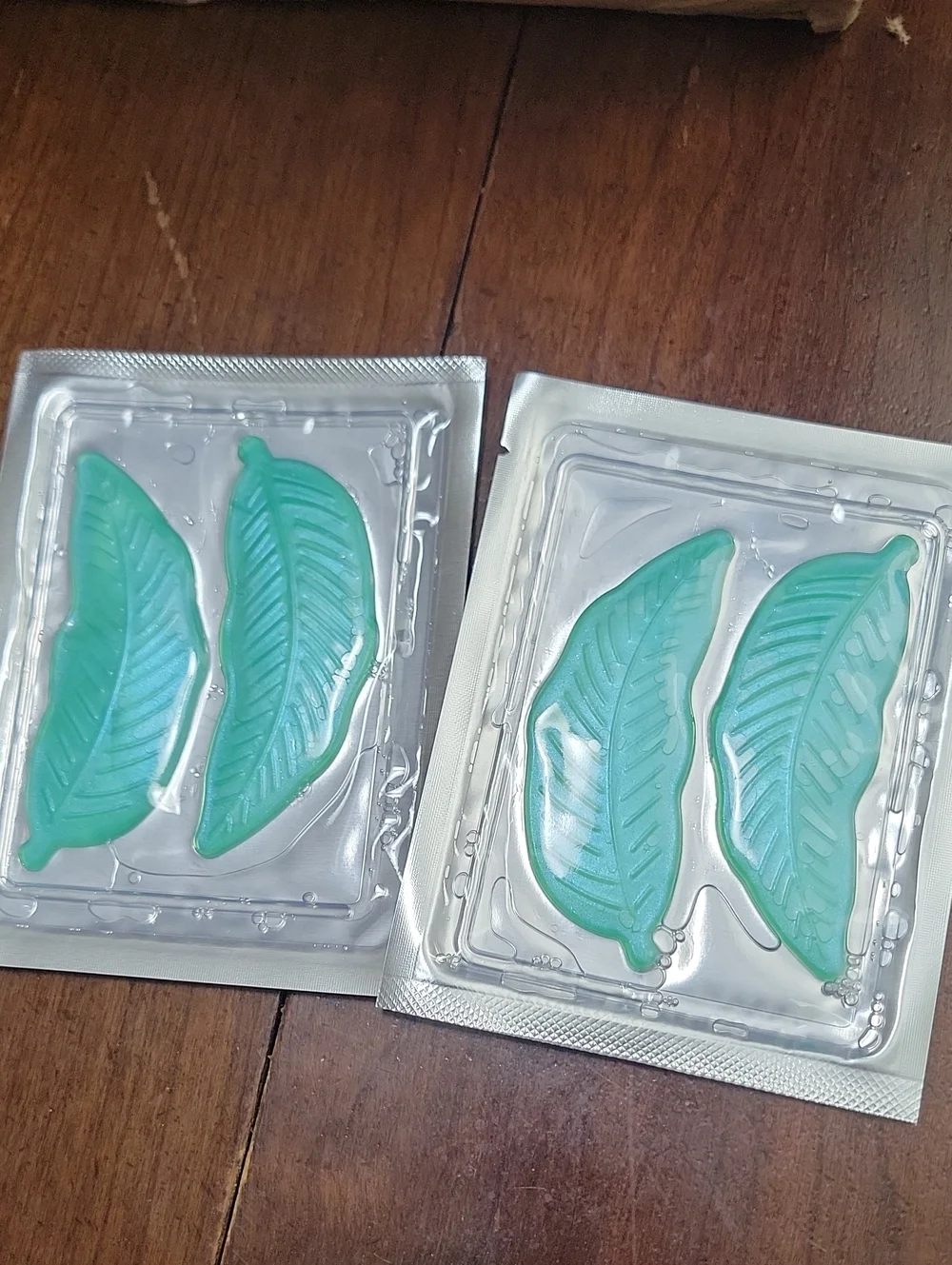 Under eye gel pads leaf